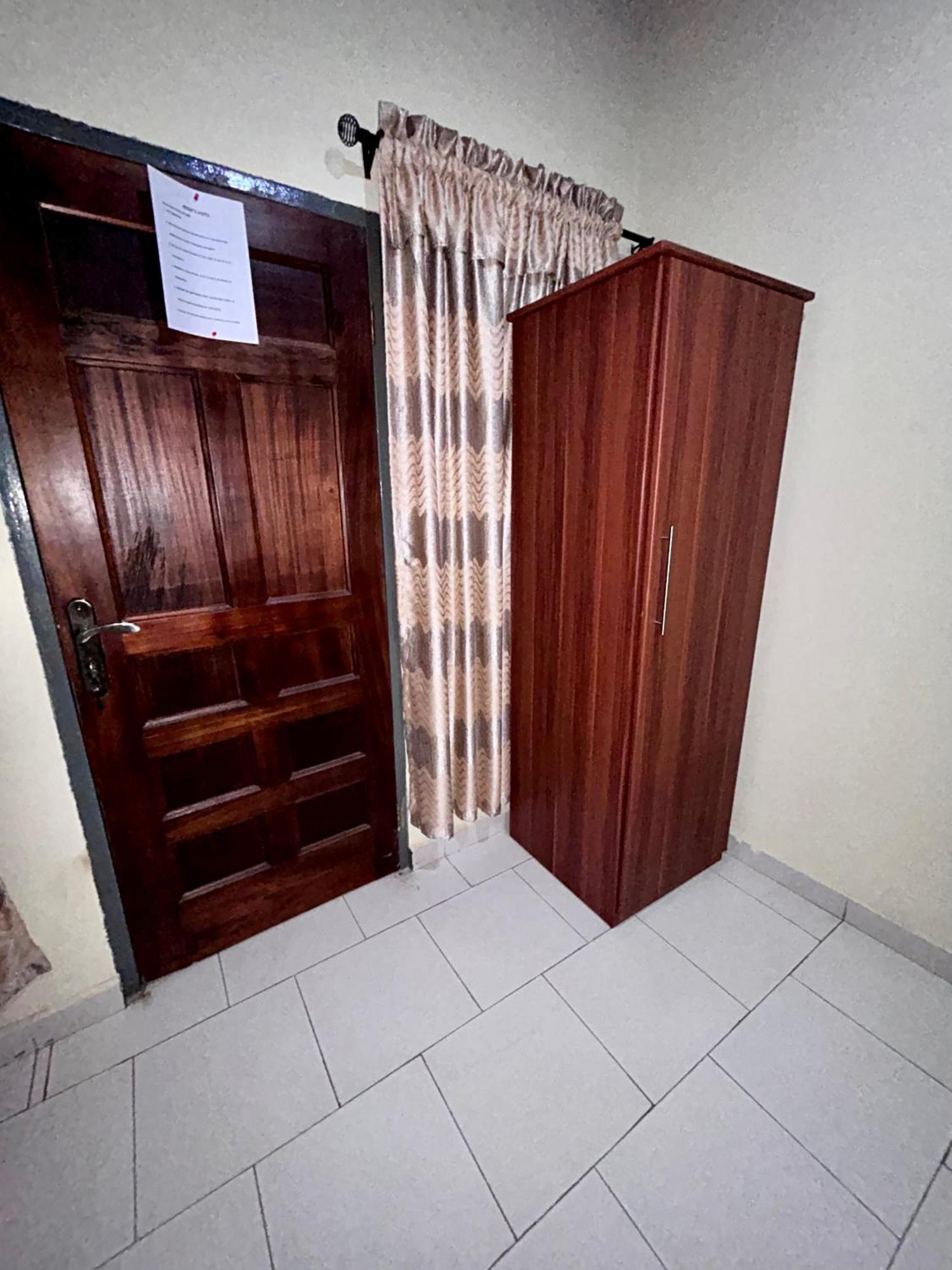 Jessie Hotel Adenta Kültér fotó